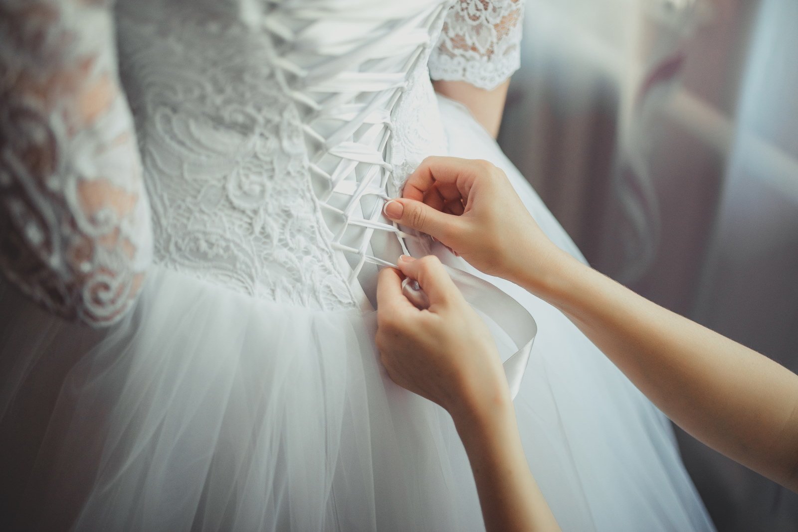Elegancja i Precyzja: Warsztaty Szycia Sukni Ślubnych na Zamówienie w Stolicy